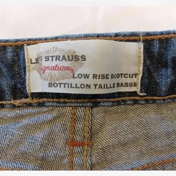 Levi Signature Low  Rise Boot Cut Size 4S - Picture 9 of 9